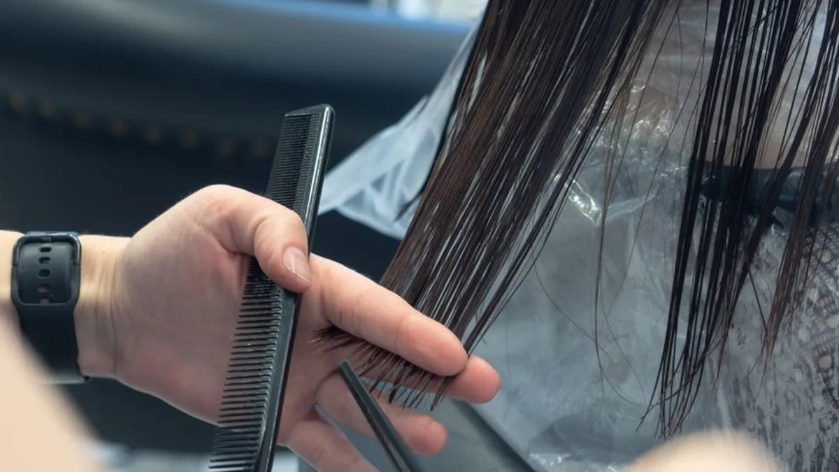 Booth Rent vs Commission for Stylists: Which Actually Pays More?